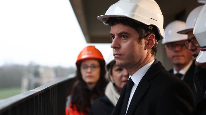 Gabriel Attal sur un chantier de construction