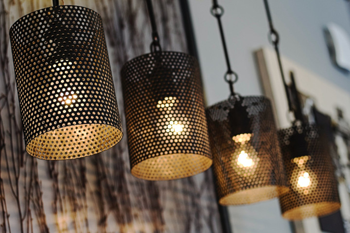 Luminaires suspendus éclairant une pièced'une lumière chaleureuse